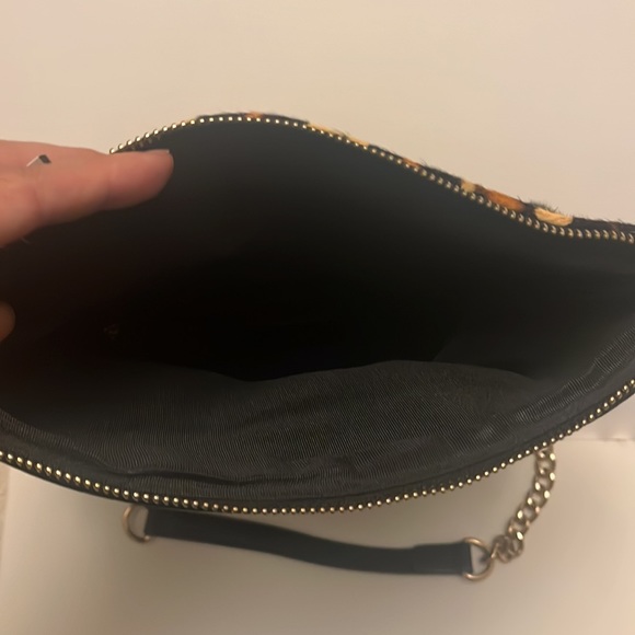 Animal print black foldover clutch bag with gold chain - Picture 4 of 8